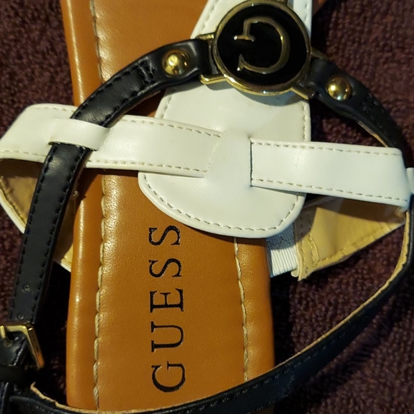 Guess flat sandals size 5 - Picture 2 of 4